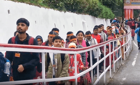 जम्मू: 30 हजार से अधिक तीर्थयात्री माता वैष्णो देवी मंदिर की ओर रवाना