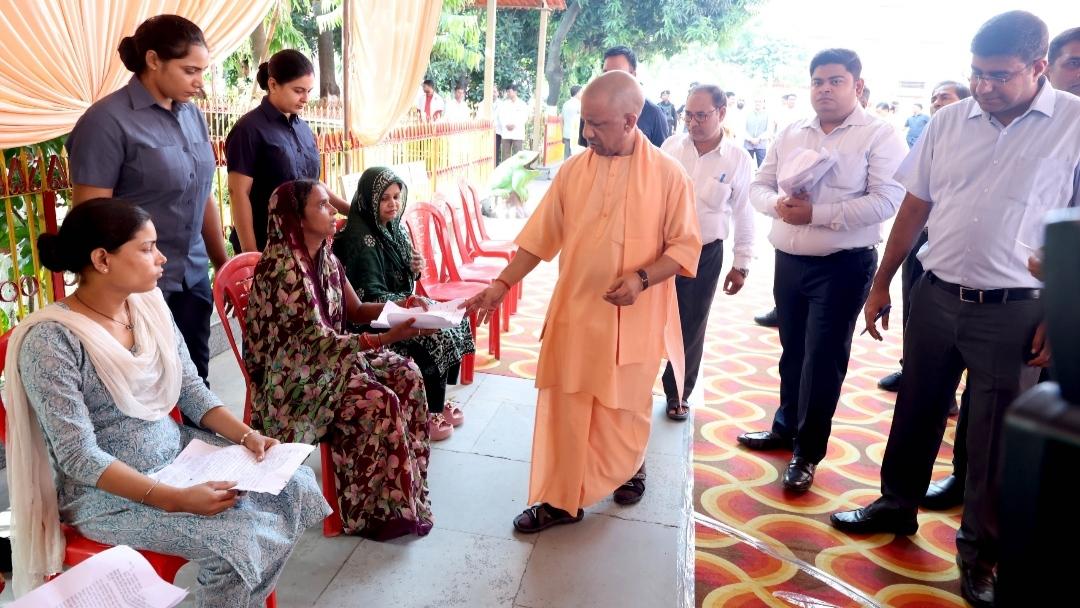 सीएम योगी ने जनता दर्शन में सुनीं समस्याएं, बोले-हर व्यक्ति की समस्या का समाधान सरकार की प्राथमिकता