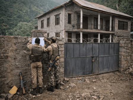 जम्मू-कश्मीर: पुलिस ने पुंछ में पाकिस्तान स्थित आतंकी हैंडलर की संपत्ति अटैच की