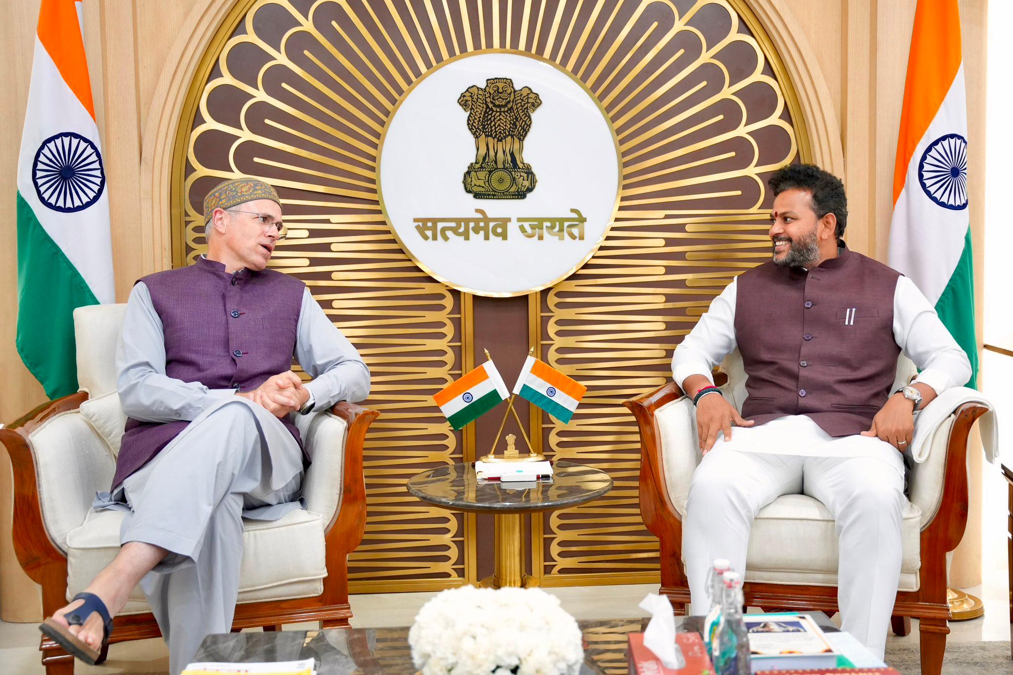 मुख्यमंत्री उमर अब्दुल्ला ने उड्डयन मंत्री से की मुलाकात, श्रीनगर एयरपोर्ट बंदी पर पुनर्विचार की मांग की