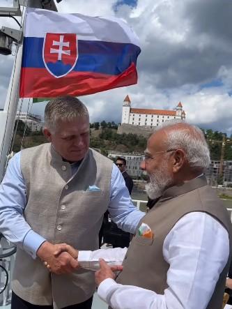 प्रधानमंत्री मोदी की ओर से उपहार में दी जैकेट पहनकर आए पीएम फित्सो, दोनों नेताओं ने गर्मजोशी से एक-दूसरे का किया स्वागत