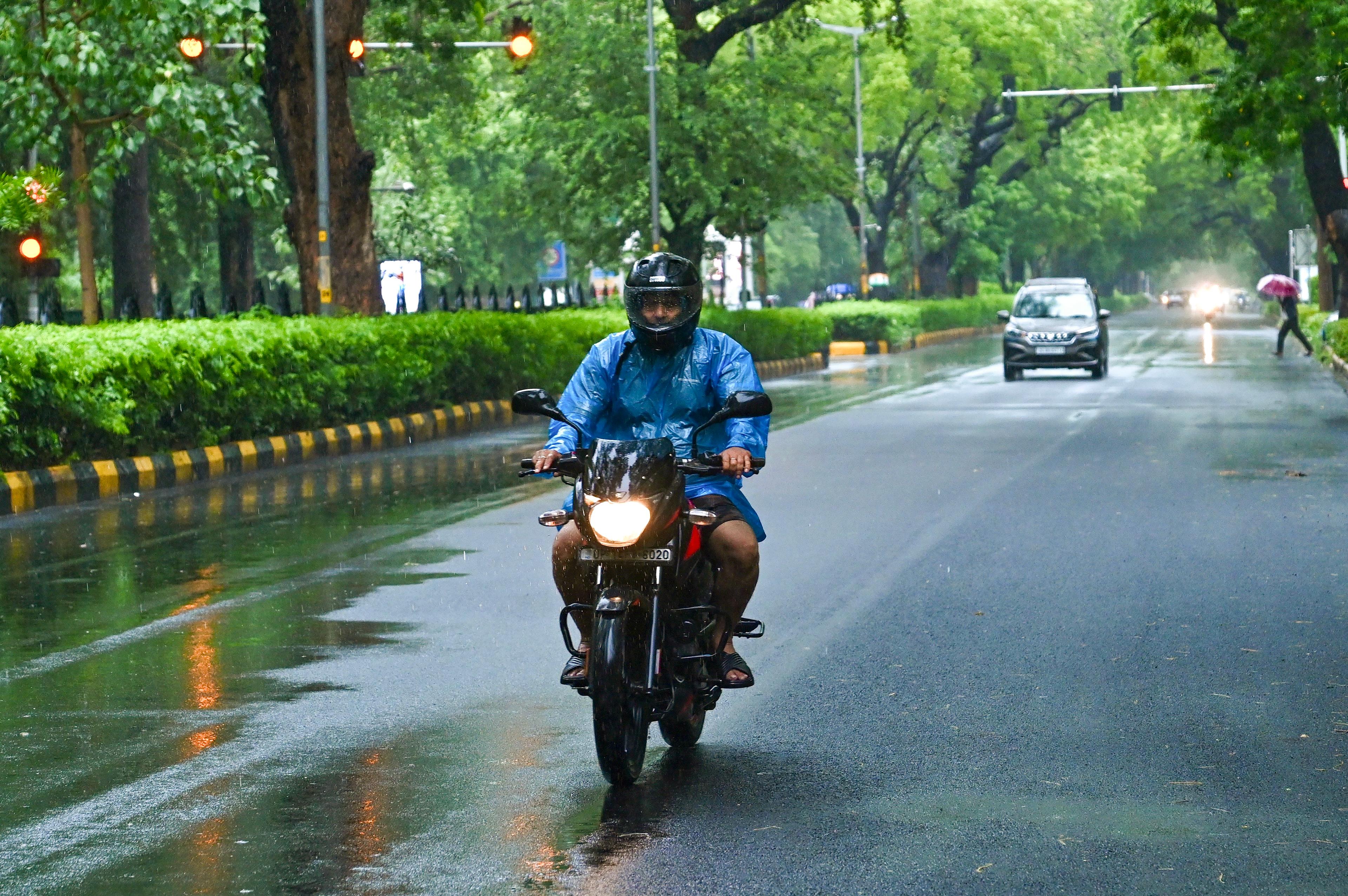 दिल्ली-एनसीआर में मौसम का डबल अटैक: आज गर्मी-उमस का येलो अलर्ट, 18-19 को तेज बारिश के आसार