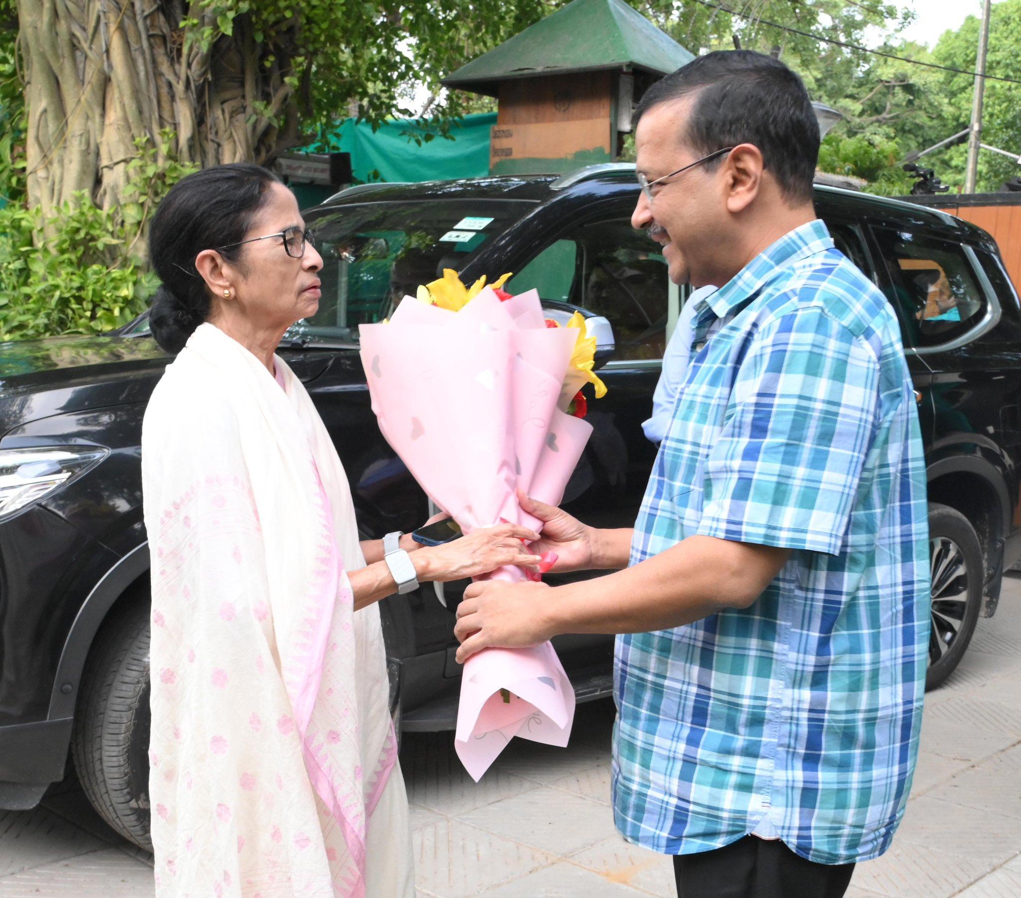 इंडिया ब्लॉक की बैठक से पहले अरविंद केजरीवाल से मिलीं ममता बनर्जी, साथ में अभिषेक बनर्जी भी रहे मौजूद