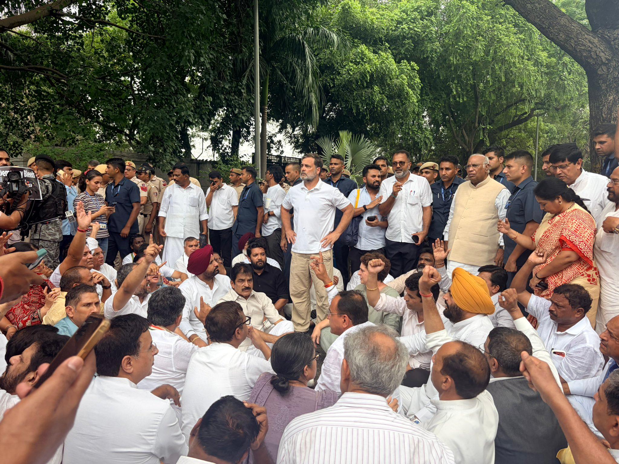 छात्रों पर लाठीचार्ज का विरोध, राहुल गांधी के नेतृत्व में कई सांसदों ने प्रधानमंत्री आवास तक निकाला मार्च