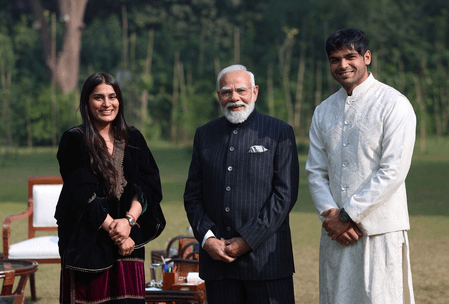 स्टार जैवलिन थ्रोअर नीरज चोपड़ा से मिले पीएम मोदी, जानिए किस मुद्दे पर हुई बातचीत?