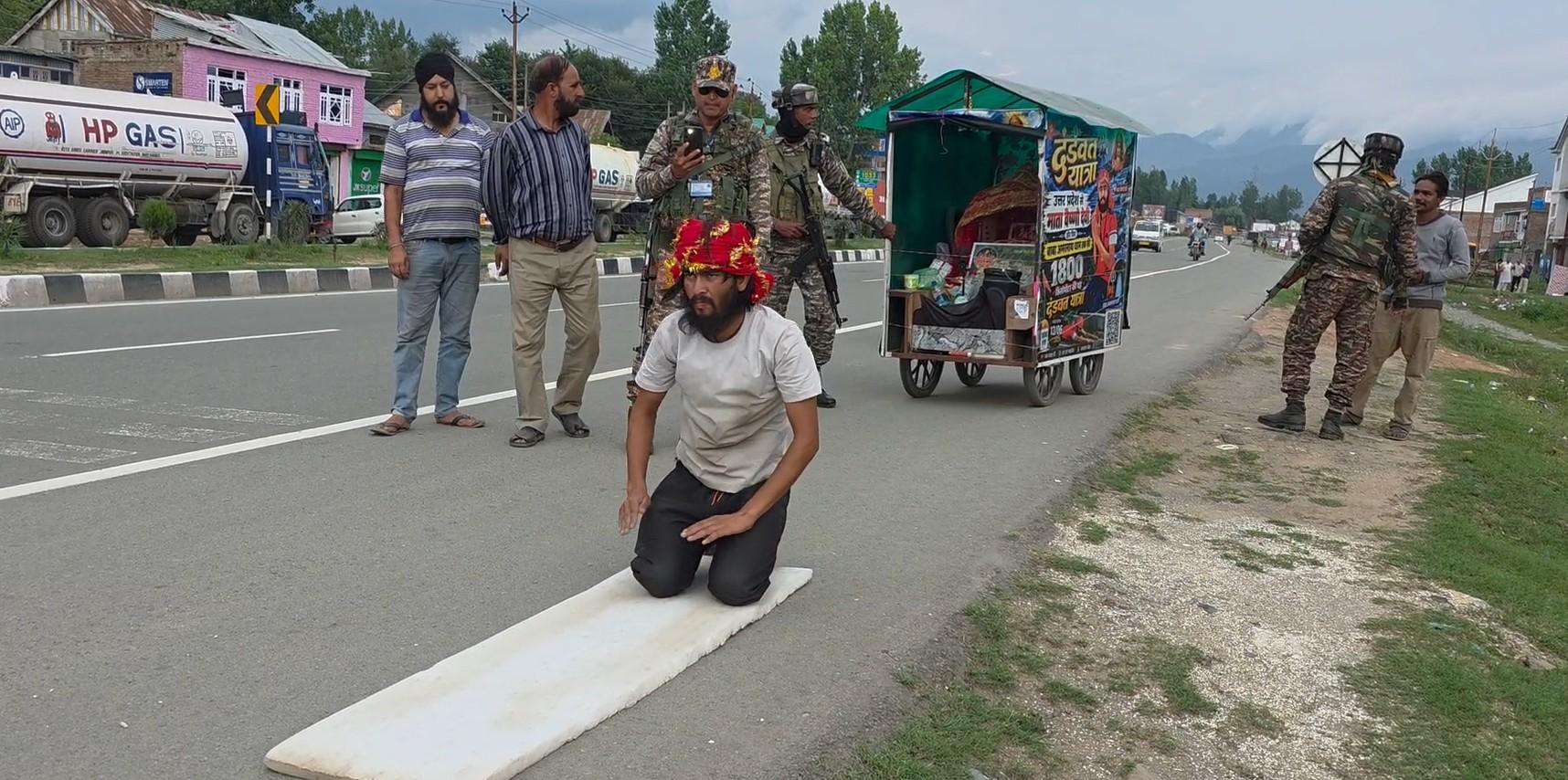 बाबा बर्फानी के दर्शन के लिए अनोखी भक्ति, 413 दिन से दंडवत यात्रा करते हुए काजीगुंड पहुंचा उत्तर प्रदेश का युवक