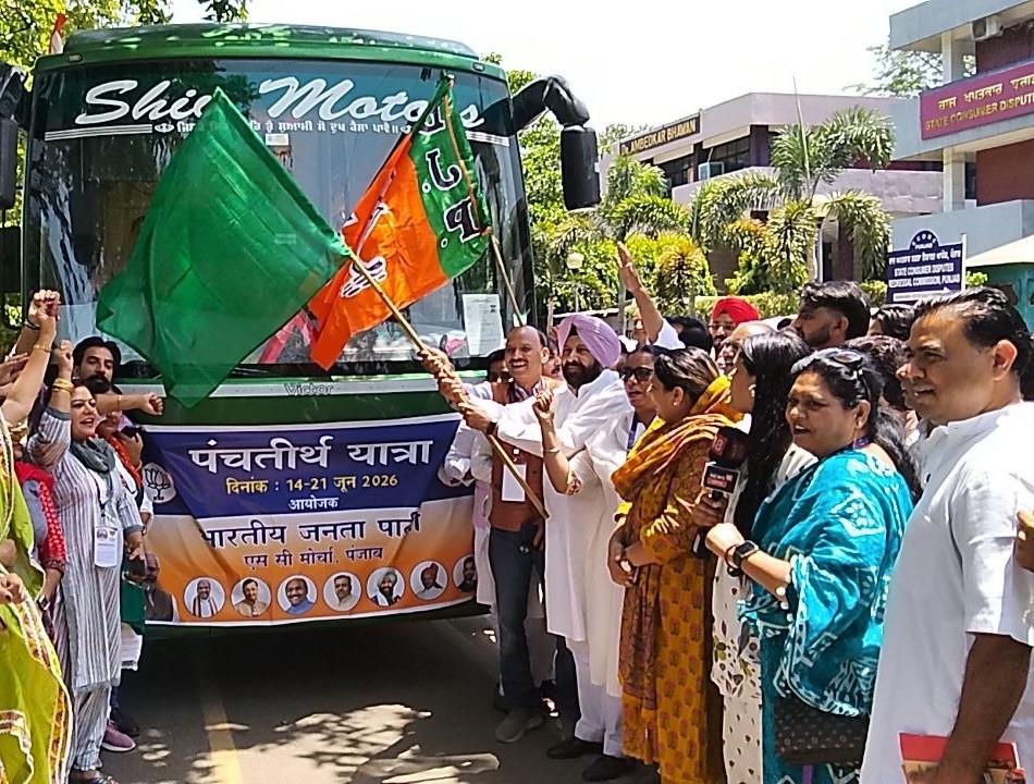 पंजाब भाजपा प्रमुख ने पंच तीर्थ यात्रा पर जाने वाले श्रद्धालुओं की बसों को हरी झंडी दिखाई