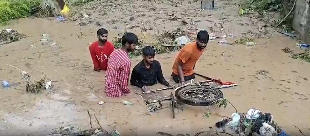 जम्मू-कश्मीर के पुंछ में अचानक आई बाढ़ से 10 लोगों की मौत, कई लापता