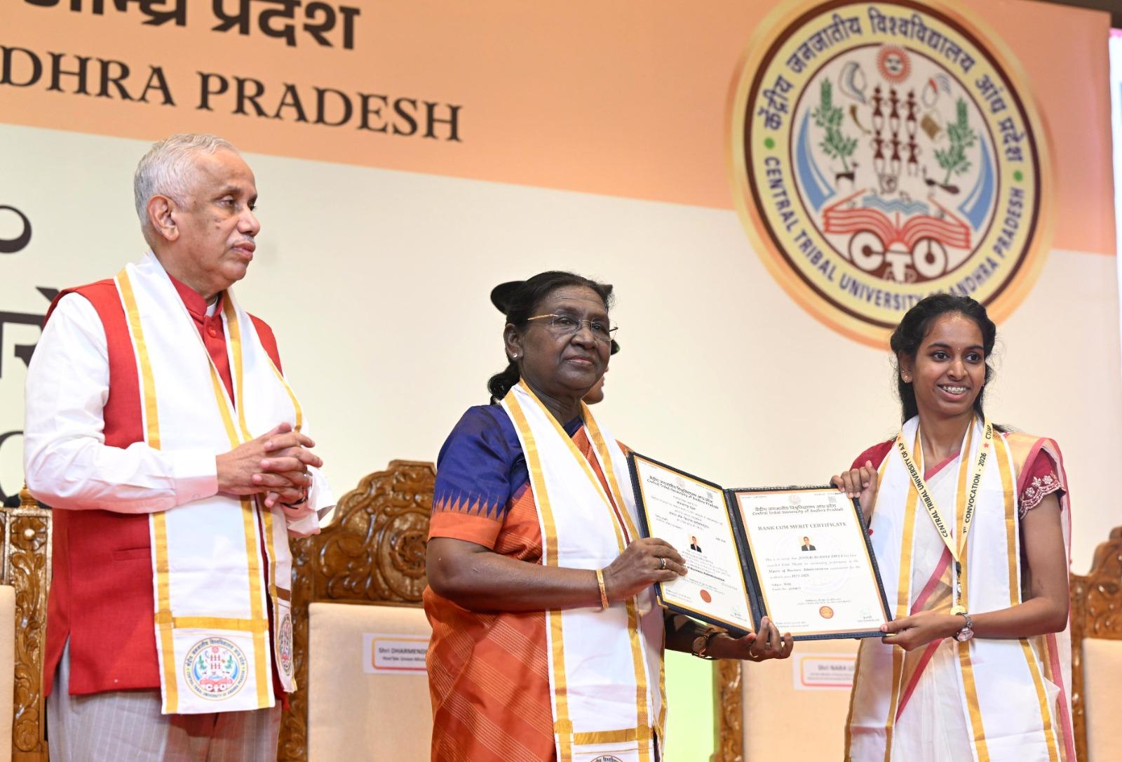 जनजातीय विश्वविद्यालय शिक्षा के साथ आजीविका और नेतृत्व भी विकसित करें: राष्ट्रपति मुर्मु