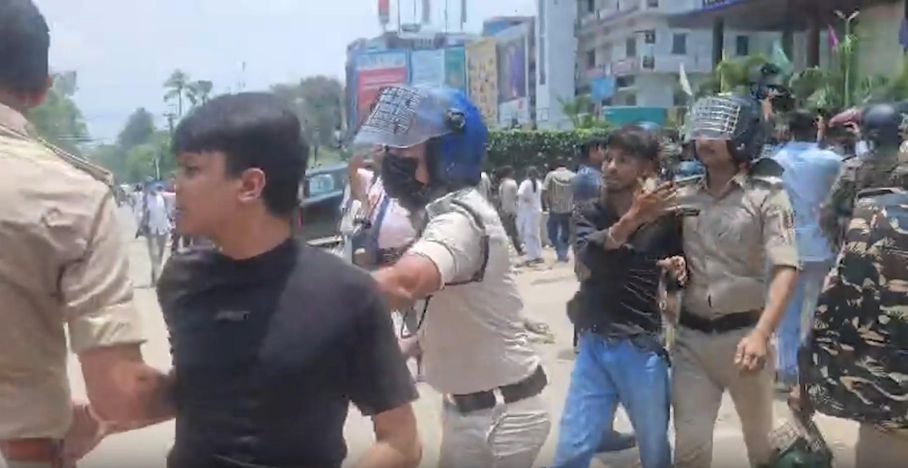 'बिहार बंद' के दौरान पटना में पथराव, पुलिस ने प्रदर्शनकारियों पर किया लाठीचार्ज