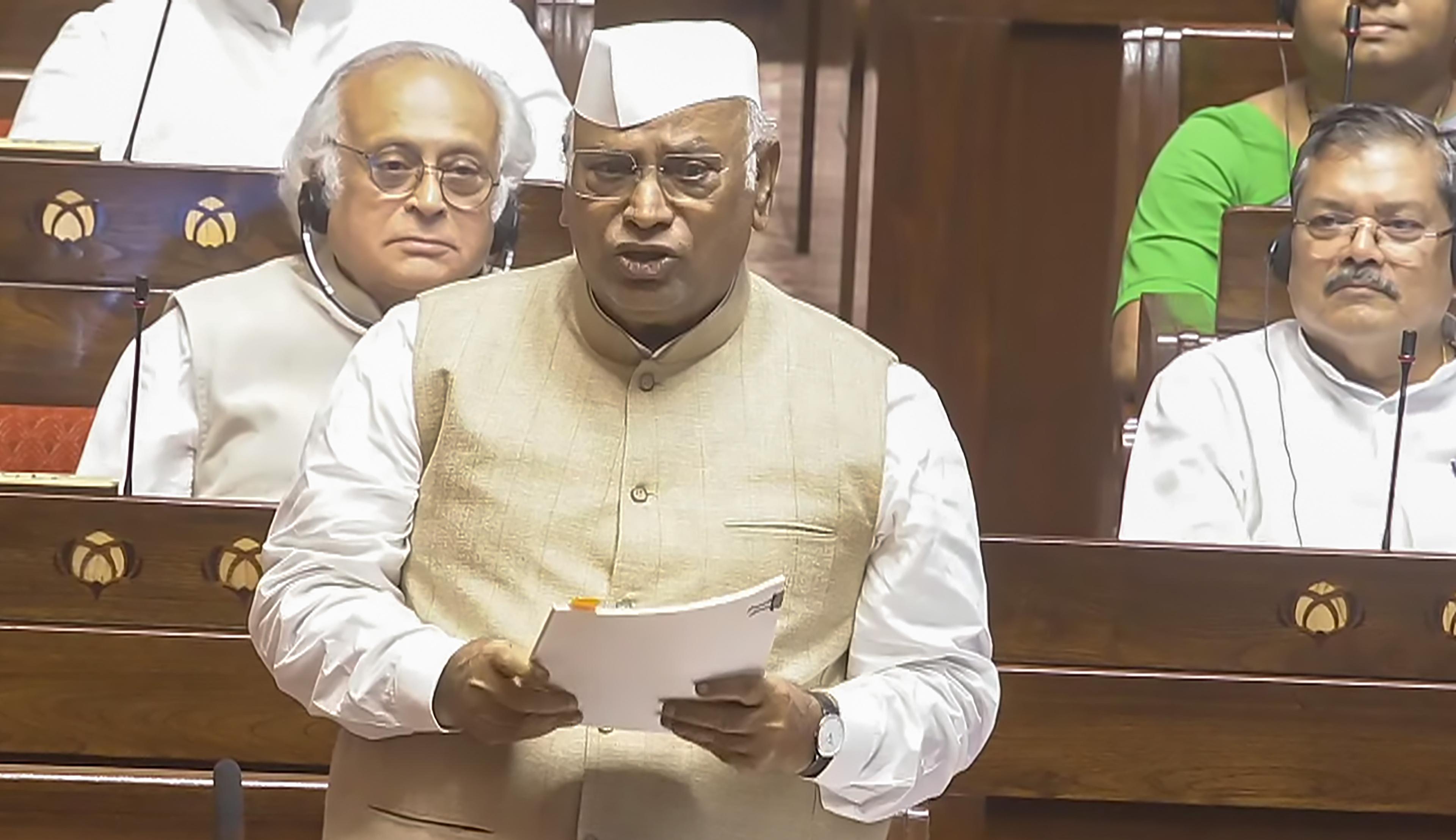रात में वीडियो संदेश जारी करने के बजाय संसद में आकर जवाब दें पीएम मोदी: मल्लिकार्जुन खड़गे
