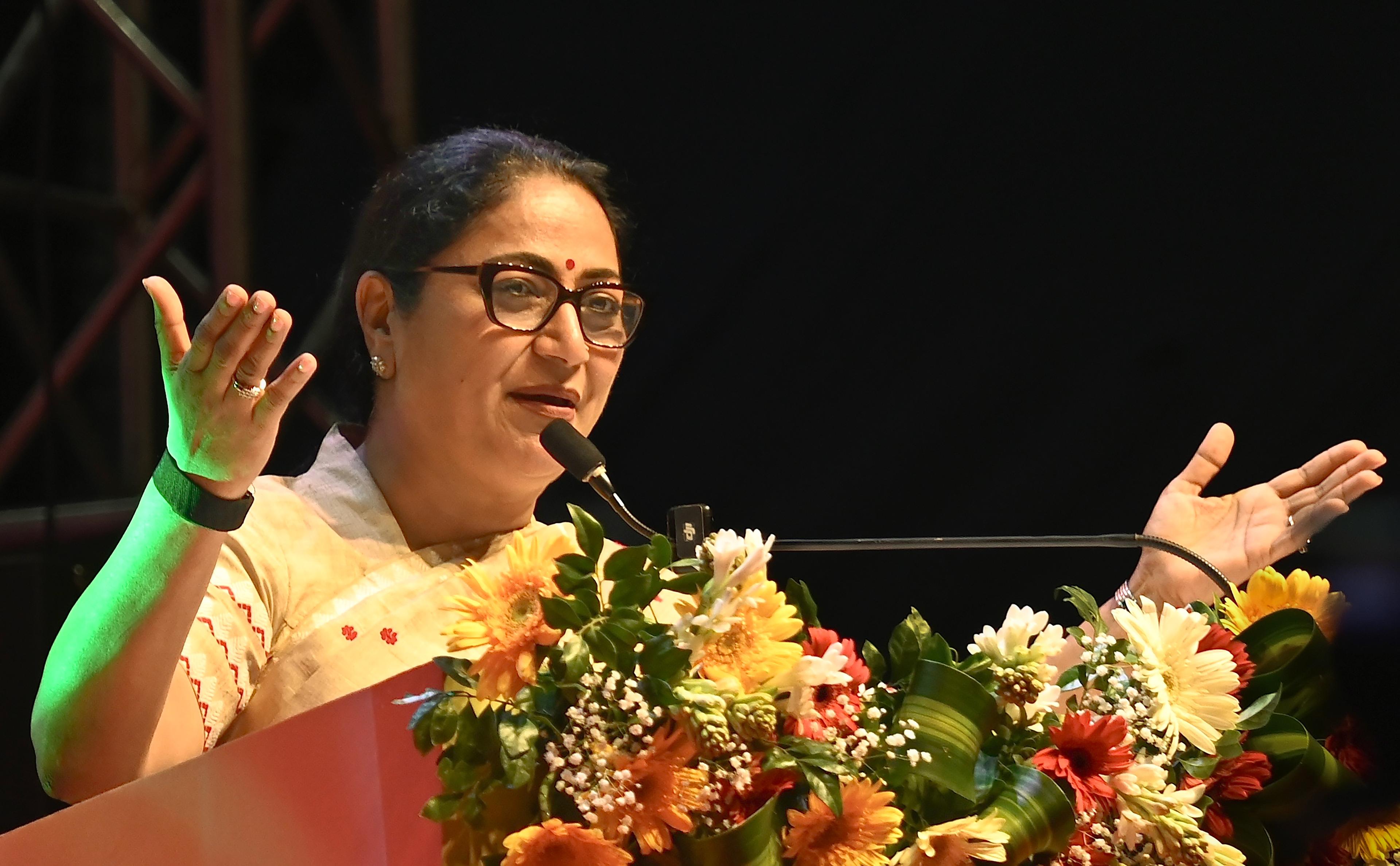 केंद्र और दिल्ली सरकार की योजनाओं का लाभ उठाने का सुनहरा अवसर: सीएम रेखा गुप्ता
