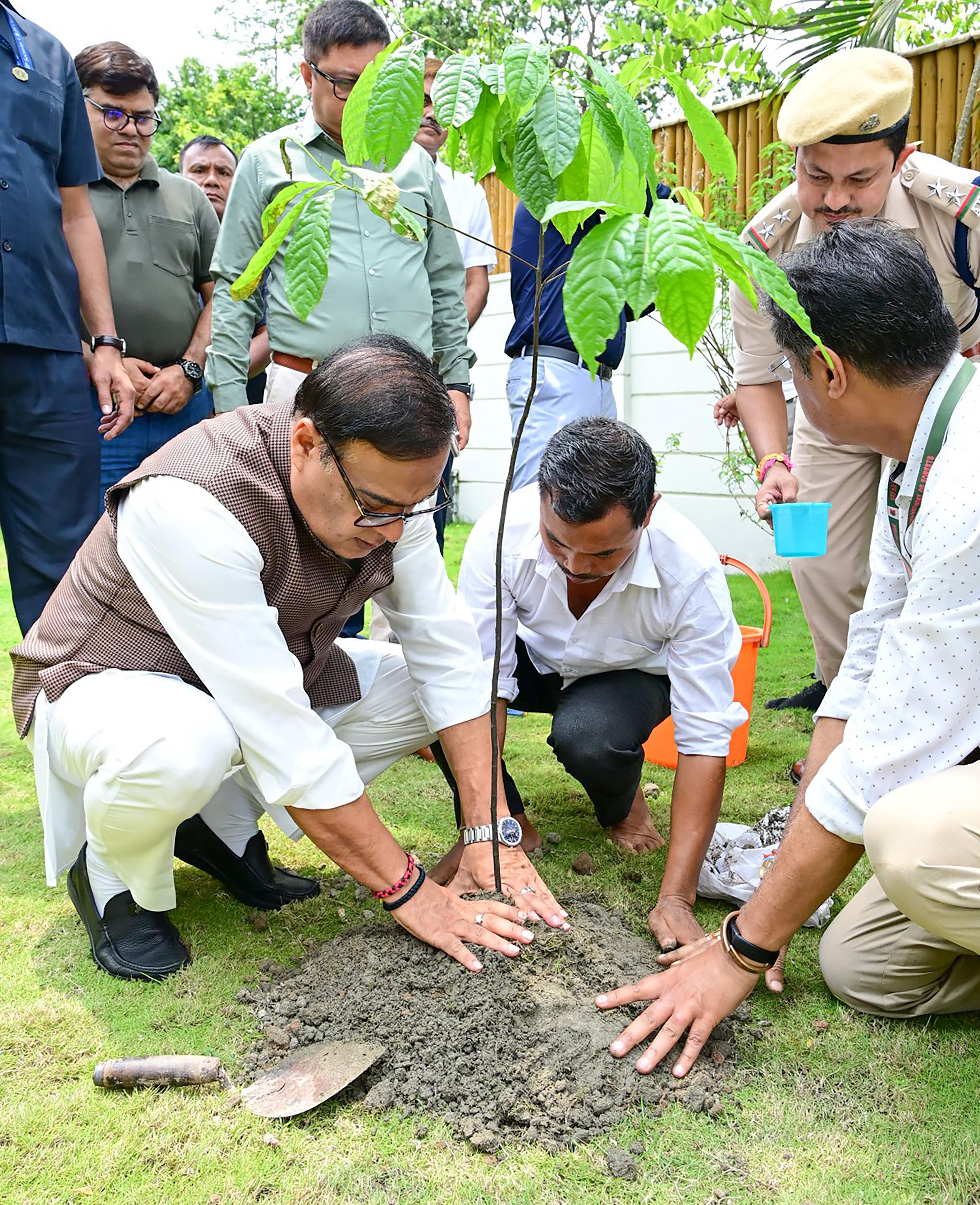विश्व पर्यावरण दिवस पर असम ने रचा इतिहास, एक ही दिन में लगाए 1.02 करोड़ से अधिक पौधे