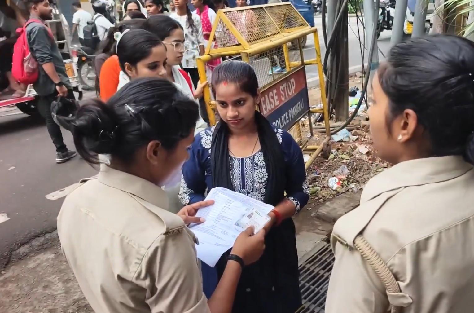 यूपी सिपाही भर्ती परीक्षा का दूसरा दिन, अभ्यर्थियों ने सरकार की व्यवस्था को सराहा