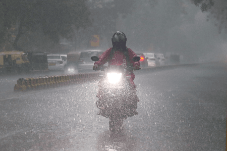 एनसीआर में झमाझम बारिश का सिलसिला जारी, मौसम विभाग ने जारी किया येलो अलर्ट