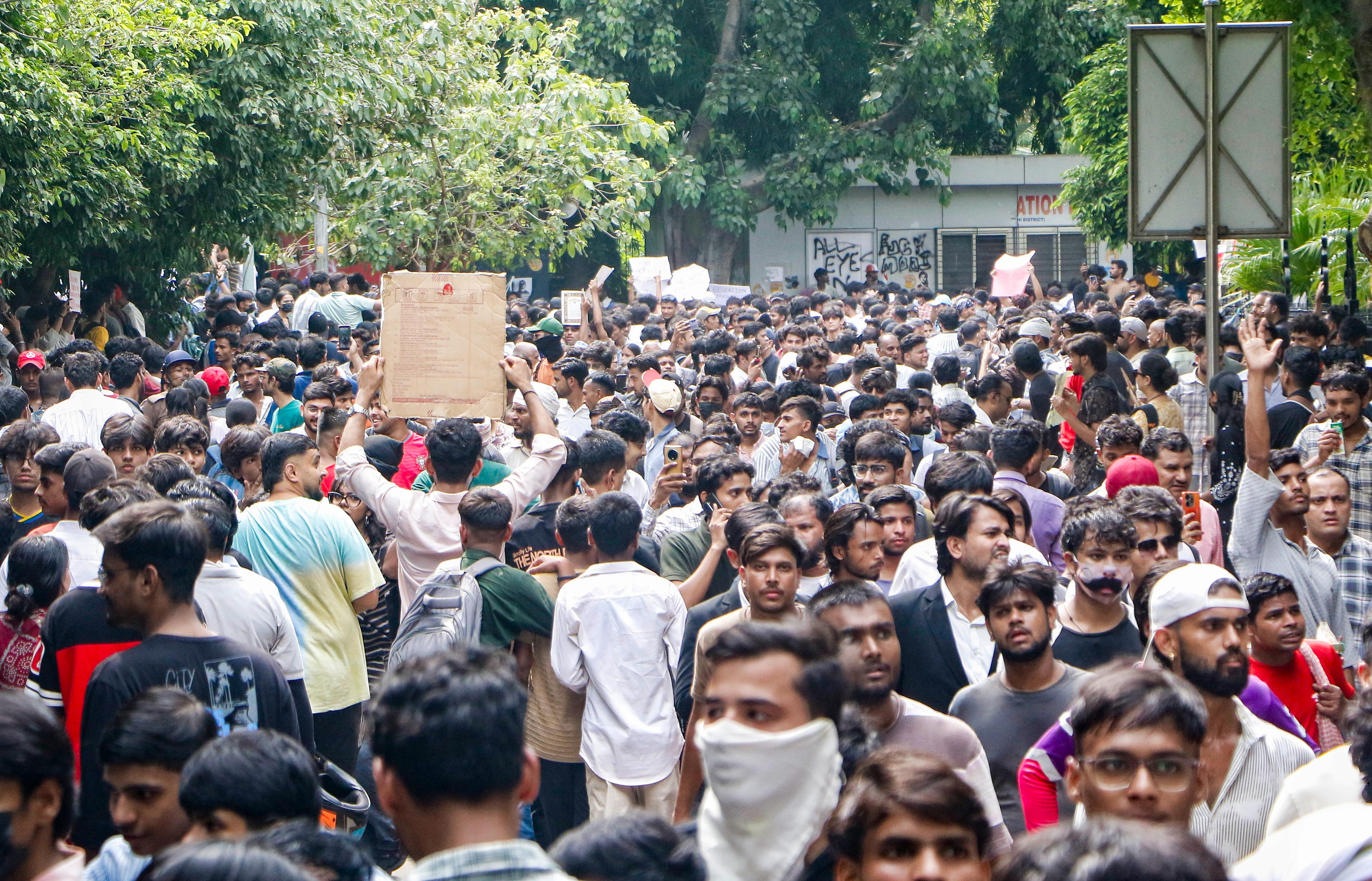 नीट विरोध में दिल्ली सरकार की राहत, प्रदर्शनकारियों पर नहीं होगी कार्रवाई, गिरफ्तार लोगों की होगी समीक्षा