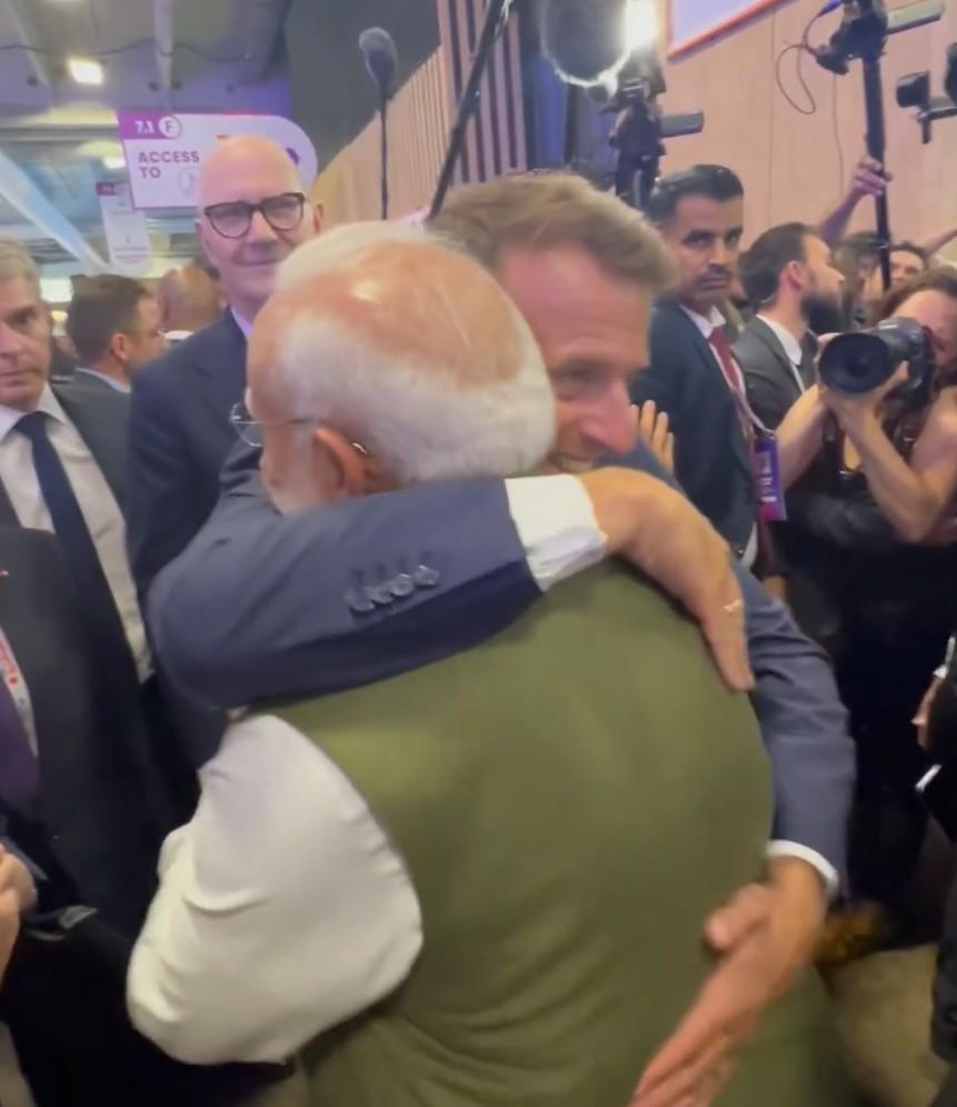 राष्ट्रपति मैक्रों ने पीएम मोदी को गले लगाकर दी विदाई, फरवरी में भारत आने का किया वादा