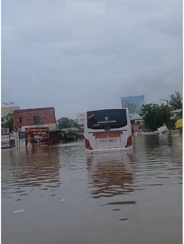 महाराष्ट्र: भारी बारिश से कई जिले प्रभावित; पुणे में फंसी बस, कहीं जमा पानी तो कहीं खिसकी जमीन