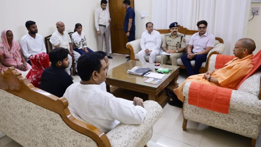 दलित छात्रा ललिता गौतम के परिजनों से मिले सीएम योगी, घटना पर जताया दुख, कहा- दोषी बचेंगे नहीं