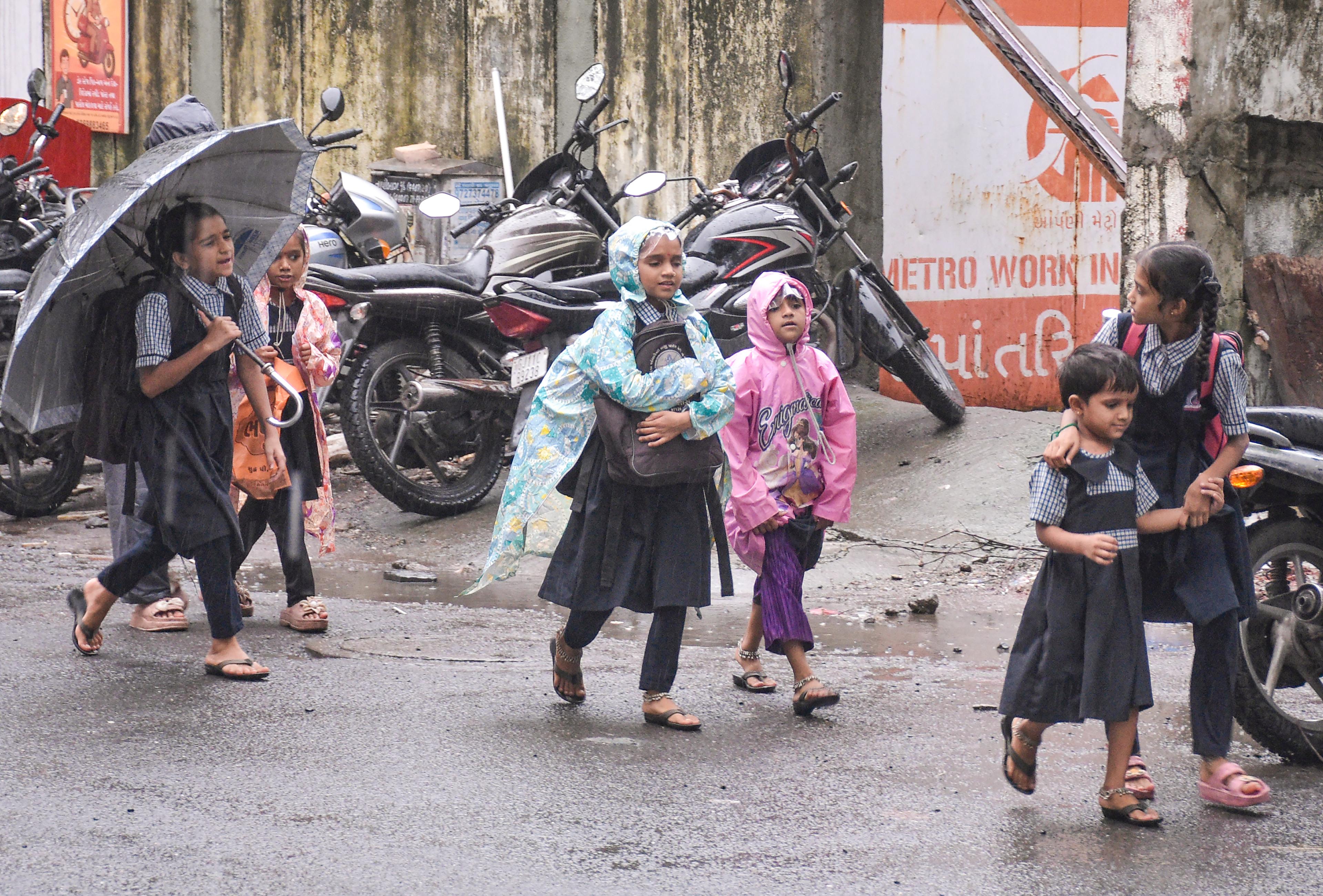 गुजरात के कई जिलों में बारिश का रेड अलर्ट, मौसम विभाग ने मछुआरों को समुद्र में न जाने की सलाह दी