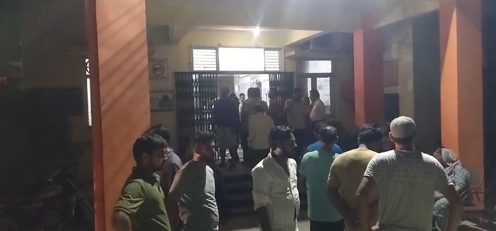 अमरोहा में तेज रफ्तार वाहन की टक्कर से बाइक सवार दो युवकों की मौत, एक गंभीर घायल