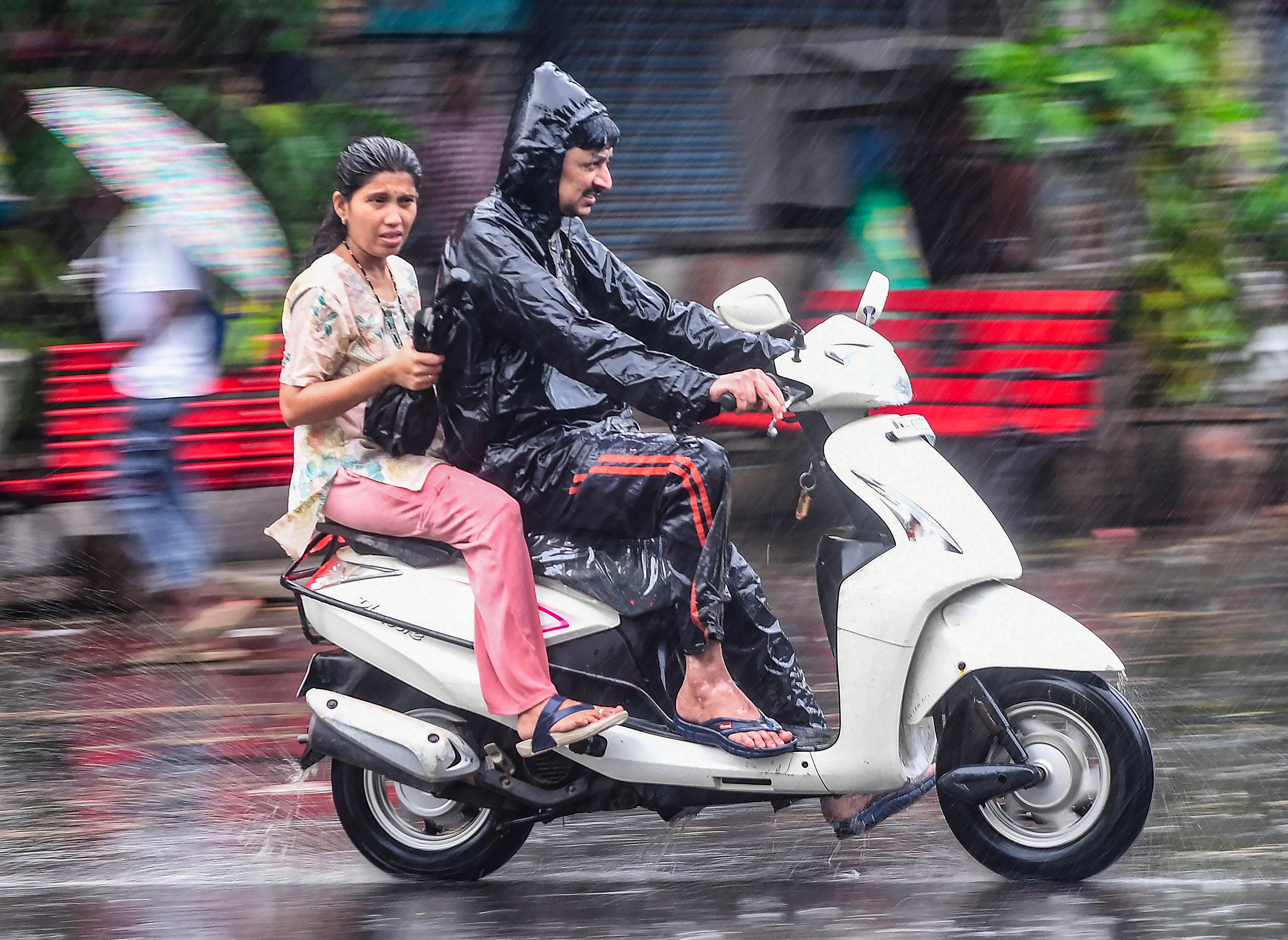 मुंबई में पहुंचा मानसून, रात भर जमकर हुई बारिश, अलर्ट जारी