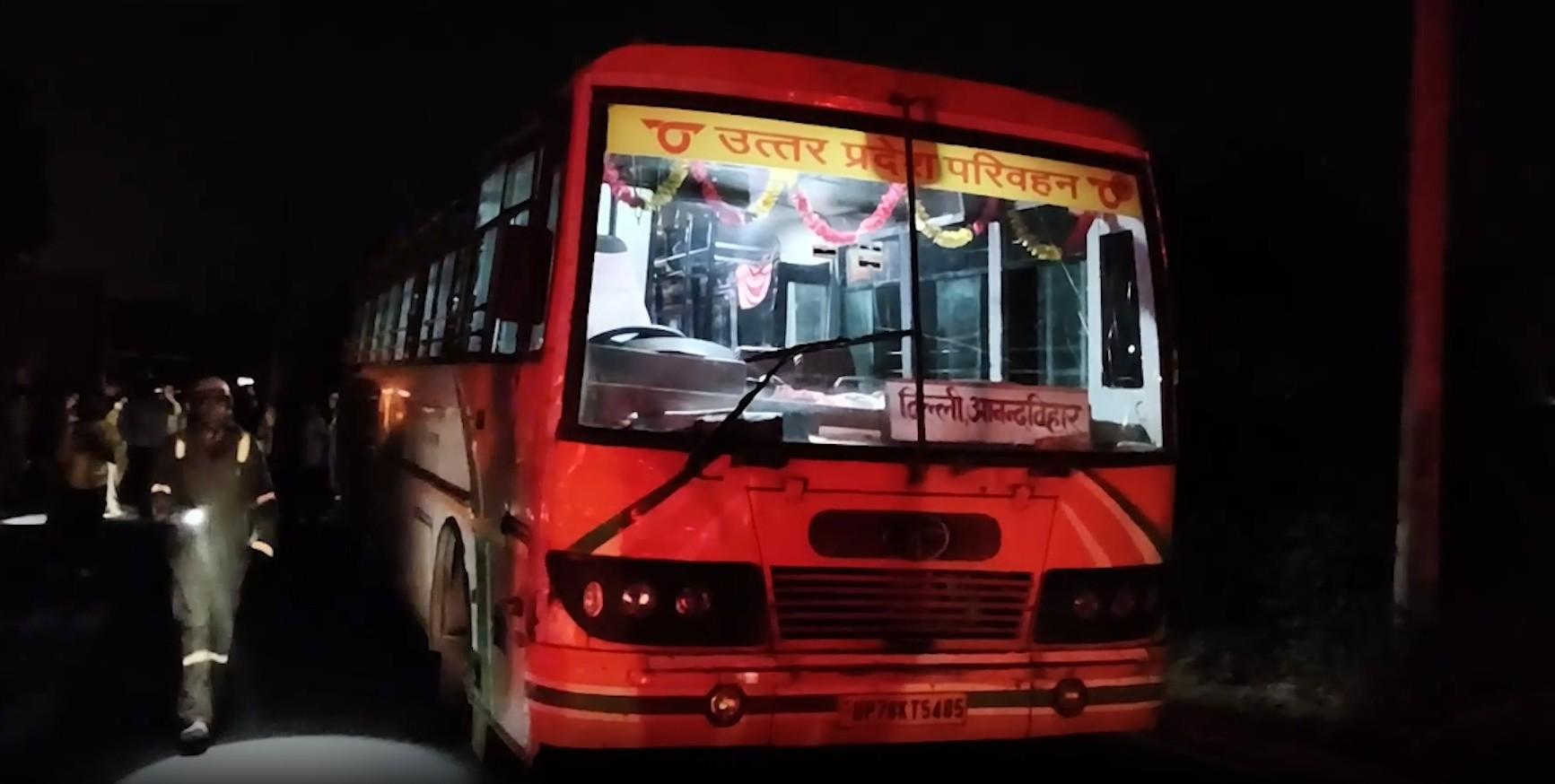 उत्तर प्रदेश: एटा में तेज रफ्तार कैंटर ने रोडवेज बस में मारी टक्कर, 4 यात्रियों की मौत