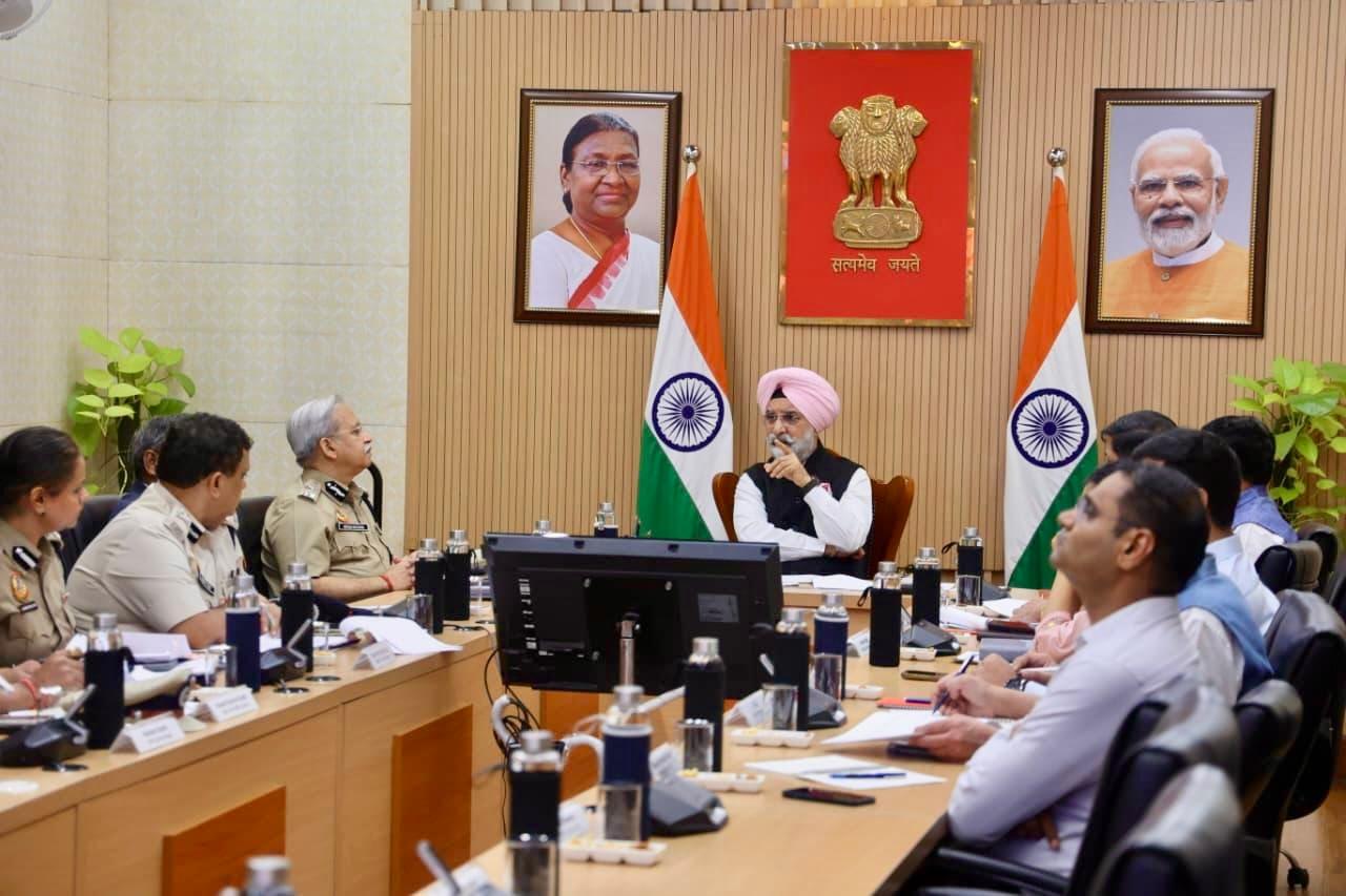 दिल्ली के एलजी टीएस संधू ने वरिष्ठ पुलिस अधिकारियों के साथ ट्रैफिक मैनेजमेंट पर चर्चा की