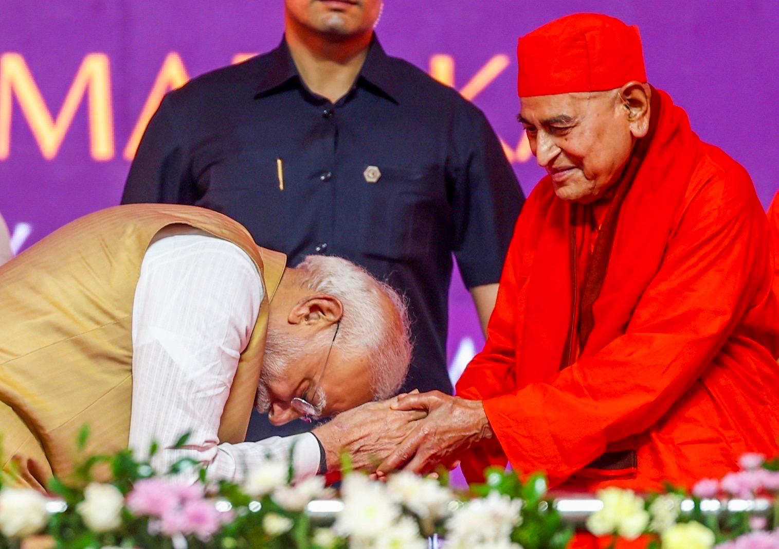पीएम मोदी ने जारी किए वाल्मीकि रामायण और वेदांत भिक्षुओं की कहानियों के कन्नड़ अनुवाद