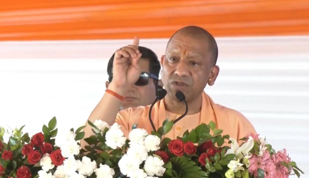 सीएम योगी का सपा-कांग्रेस पर हमला, बोले-हनुमानगढ़ी की सीढ़ियों पर नमाज पढ़ाने का पाप क्यों किया