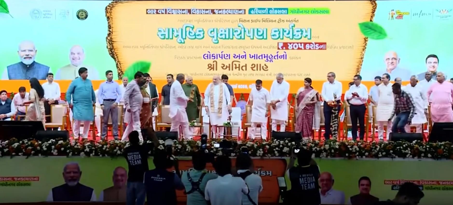 अहमदाबाद में अमित शाह ने शुरू किया वृक्षारोपण कार्यक्रम, 405 करोड़ की कई विकास परियोजनाओं का भी शुभारंभ