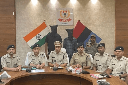 झारखंडः डेयरी कंपनी पर फायरिंग के दो आरोपी गिरफ्तार, देशी कारबाइन और लोडेड पिस्टल बरामद