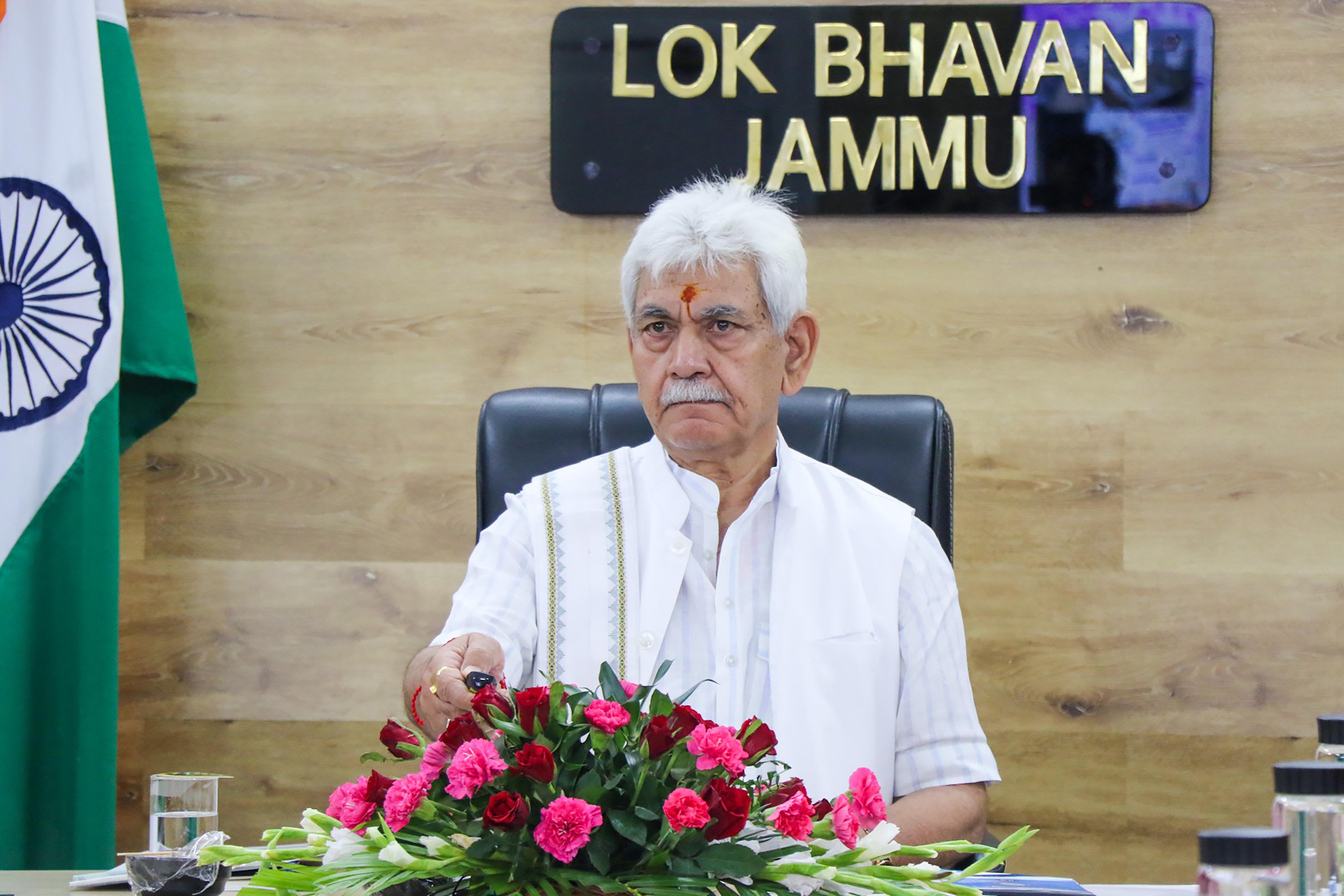 कुलगाम आतंकी हमले के बाद एलजी मनोज सिन्हा ने बुलाई उच्च स्तरीय बैठक, बाहरी श्रमिकों की सुरक्षा पर जोर