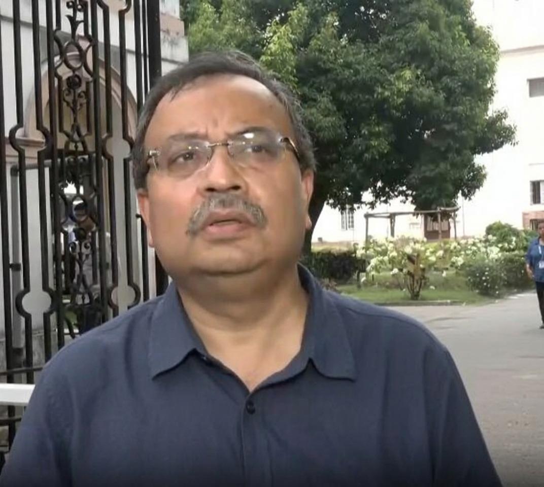 कुणाल घोष पर फेंका गया अंडा, युवक का आरोप- 'उन्होंने हमारे साथ बहुत ज्यादतियां की हैं'