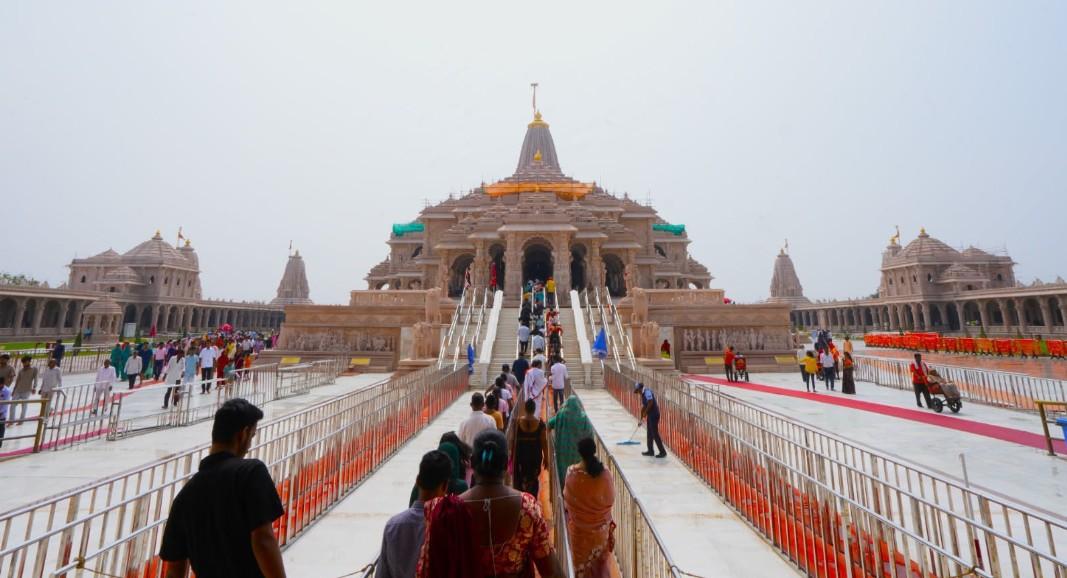 राम मंदिर ट्रस्ट ने जारी कीं नई तस्वीरें, अयोध्या में रामलला के दर्शन के लिए उमड़ रही श्रद्धालुओं की भीड़