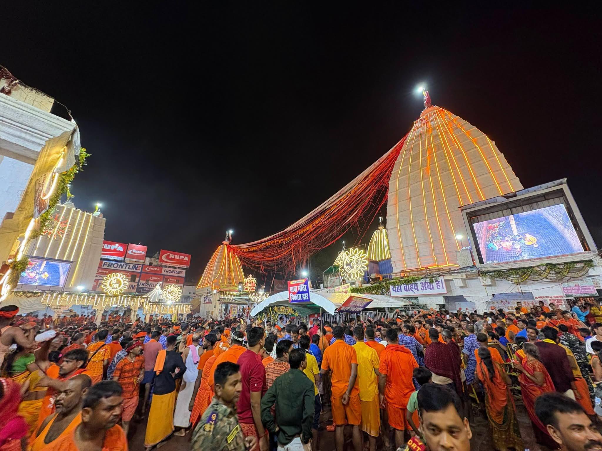 देवघर में 'बोल बम' की गूंज के साथ उमड़ा जनसमुद्र, सवन के दूसरे सोमवार पर भक्ति-उल्लास का अनूठा नजारा