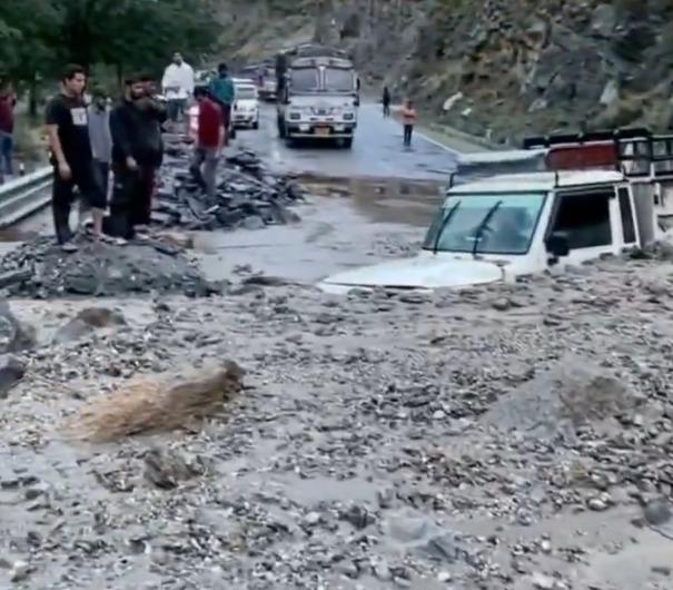 किन्नौर में बादल फटने से एनएच-05 बंद, कुल्लू-चंबा समेत राज्य की 60 सड़कें ब्लॉक