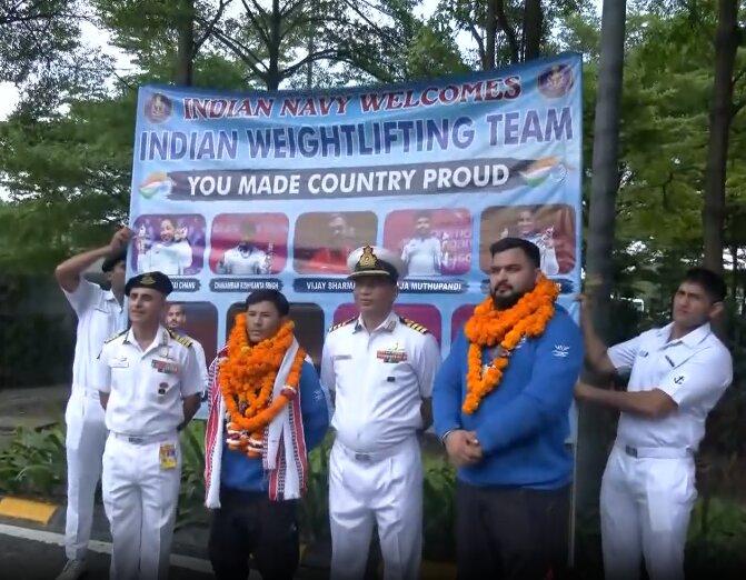 'देश के लिए मेडल जीतकर बहुत खुश हूं', भारत लौटने पर मीराबाई चानू, लवप्रीत समेत वेटलिफ्टिंग टीम का हुआ भव्य स्वागत