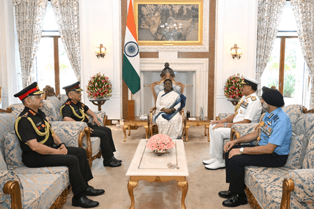 तीनों सेनाध्यक्षों व सीडीएस ने राष्ट्रपति को दी ‘ऑपरेशन सिंदूर’ की जानकारी
