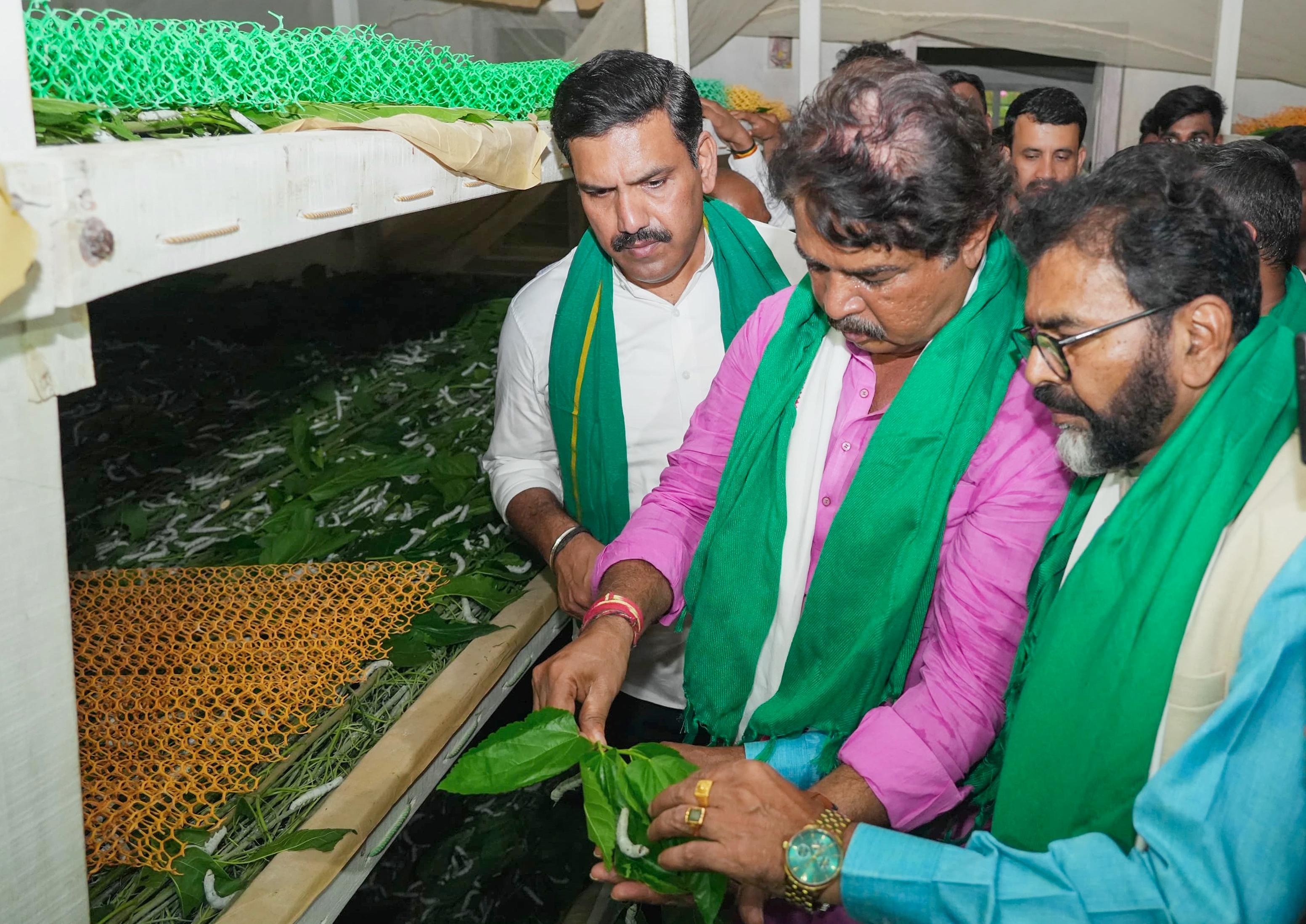 अगर किसानों को बार-बार सड़कों पर उतरना पड़ा तो सरकार खुद लड़खड़ा जाएगी: कर्नाटक भाजपा