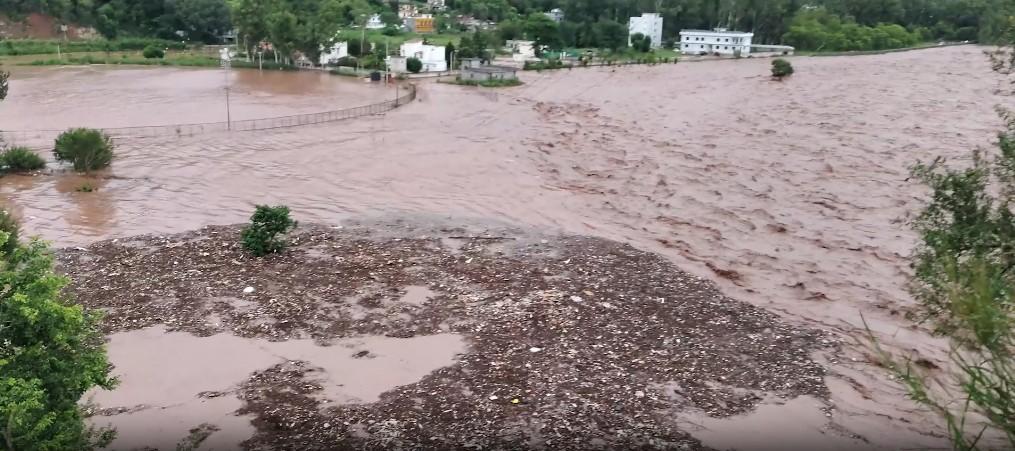 जम्मू-कश्मीर: नौशेरा और राजौरी में भारी बारिश और बाढ़ से हाहाकार, सीएम बोले- प्रशासन की पहली प्राथमिकता जानें बचाना