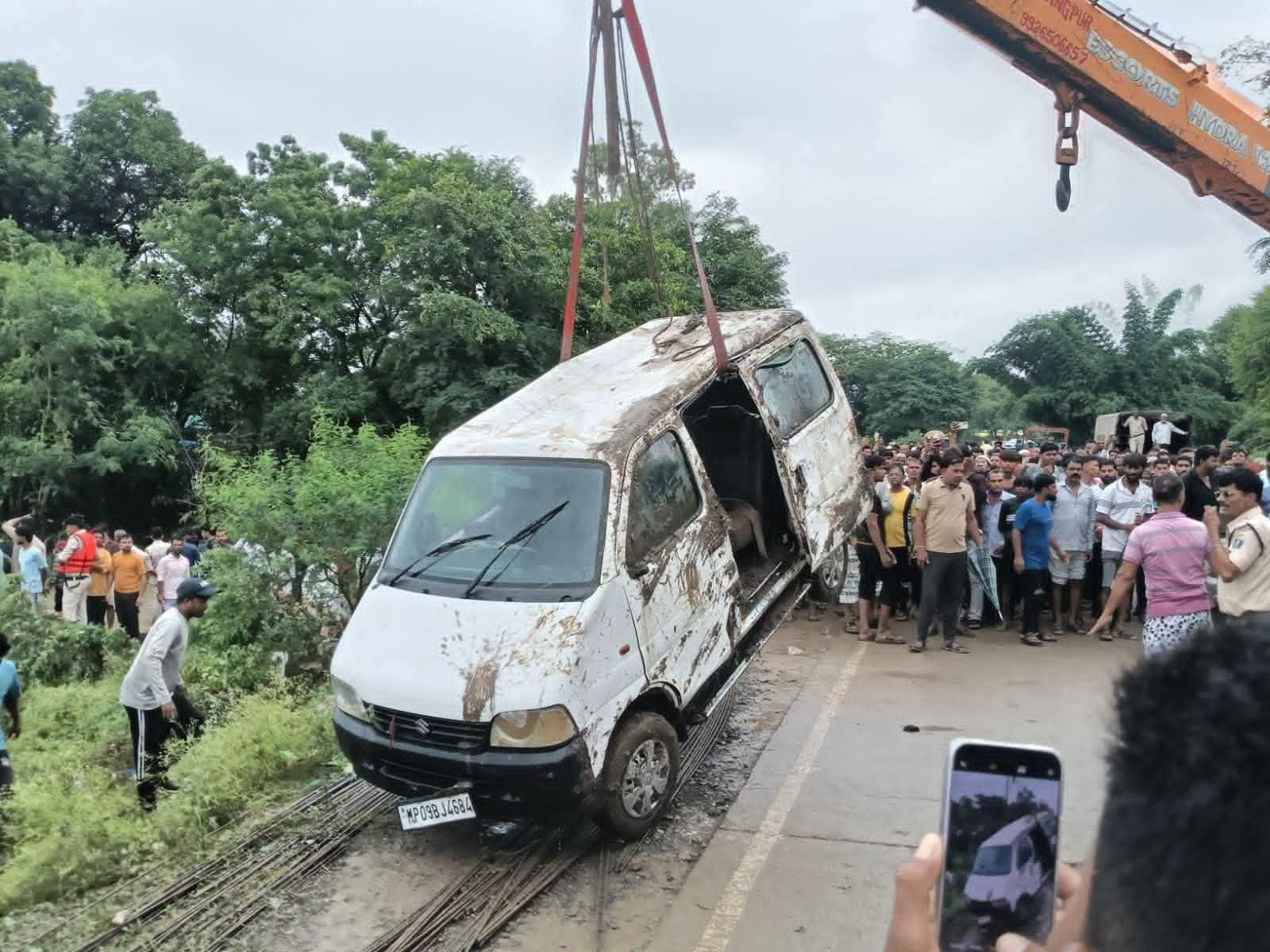मध्य प्रदेश के राजगढ़ में उफनते नाले में बही वैन, 9 लोगों की मौत