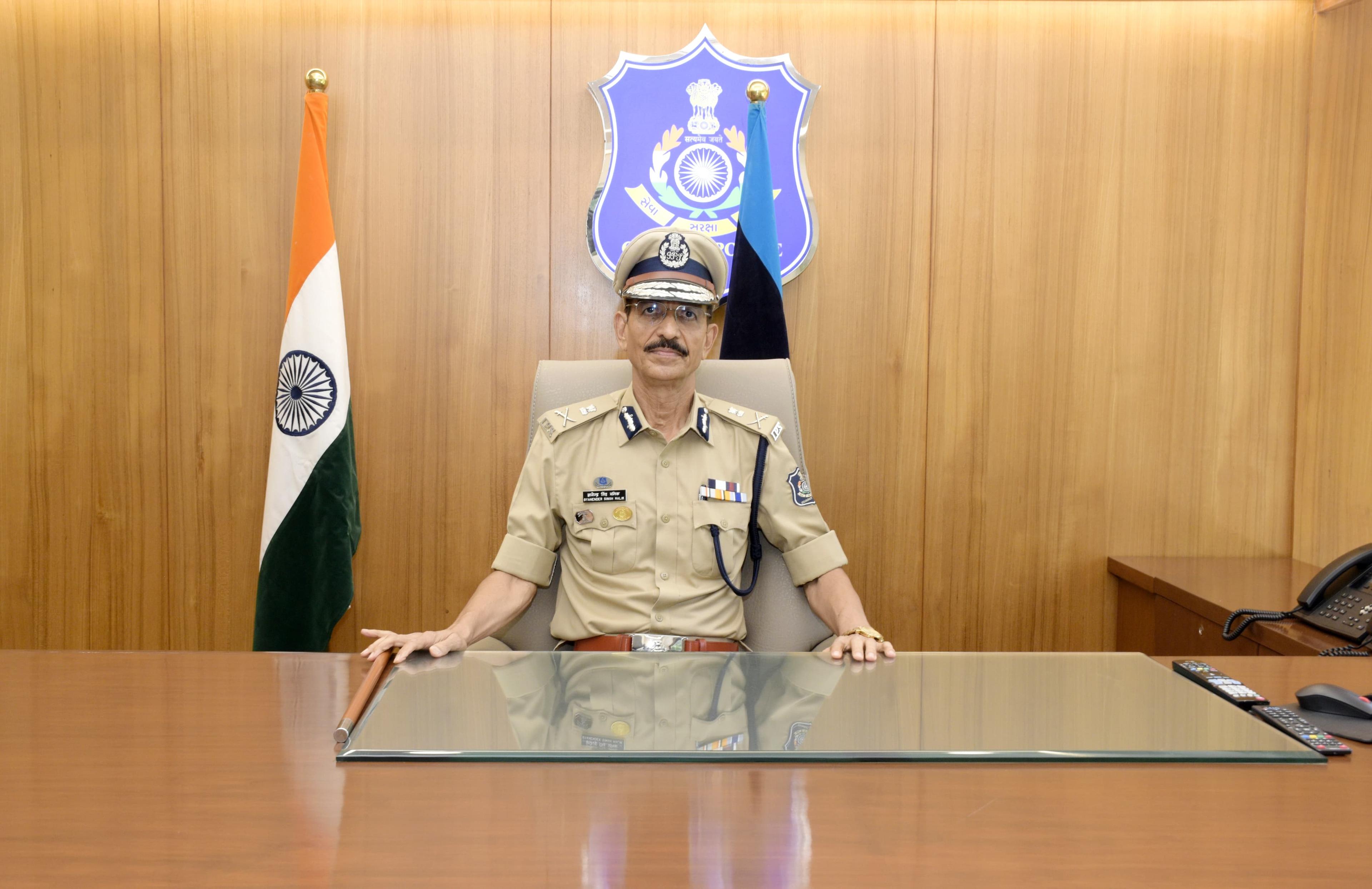 गुजरात के नए डीजीपी जीएस मलिक ने संभाला कार्यभार, साइबर क्राइम और नशा नियंत्रण पर फोकस