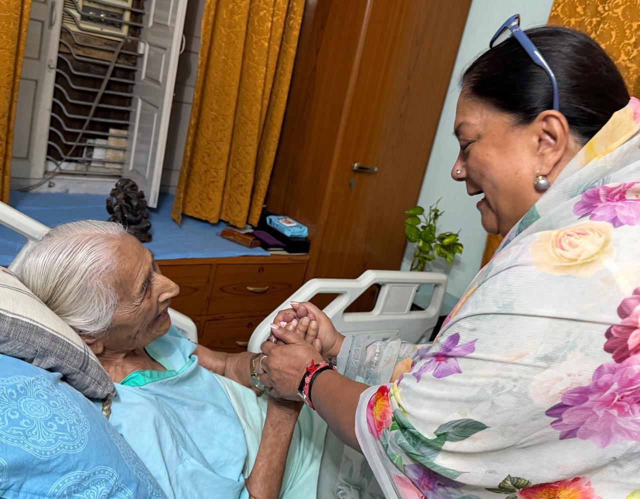 जयपुर : वसुंधरा राजे ने 97 वर्षीय पूर्व स्पीकर सुमित्रा सिंह से मुलाकात की, पुराने दिन आए याद