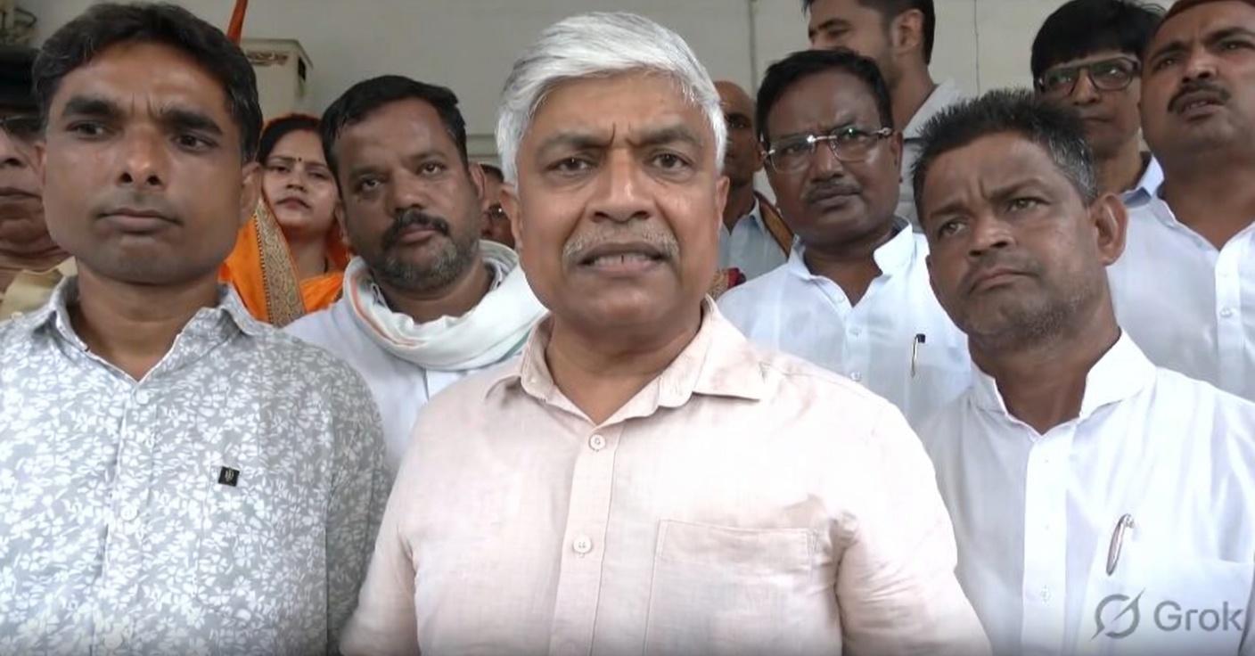 लखनऊ विश्वविद्यालय में फीस वृद्धि को लेकर छात्रों के समर्थन में उतरे राजेंद्र पाल गौतम, सरकार पर साधा निशाना