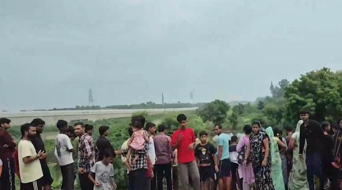 नई दिल्ली : घर लौटते समय सरिता विहार के उफनते नाले में बहा युवक, तलाश जारी