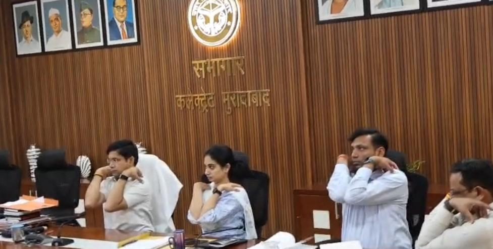 बैठक में कुर्सियों पर बैठकर योग करते दिखे डीएम, एडीएम और सीडीओ, वीडियो हुआ वायरल