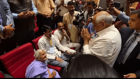 गुजरात: सीएम भूपेंद्र पटेल ने अपनी नरम छवि से जीता नवसारी का दिल, बुजुर्ग महिला से मिलने के बाद ही आगे बढ़े