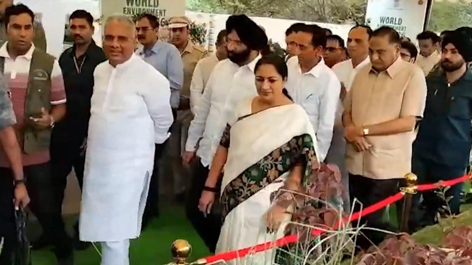 विश्व पर्यावरण दिवस : सीएम रेखा गुप्ता ने कहा, '18 नमो ऑक्सीजन पार्कों के लिए पौधरोपण अभियान शुरू'