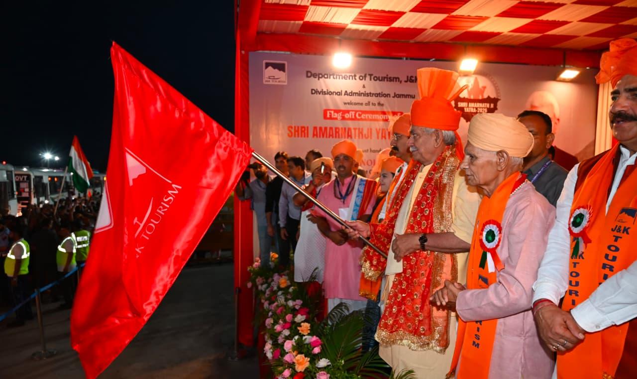 अमरनाथ यात्रा की औपचारिक शुरुआत, उपराज्यपाल ने जम्मू से पहले जत्थे को हरी झंडी दिखाकर किया रवाना